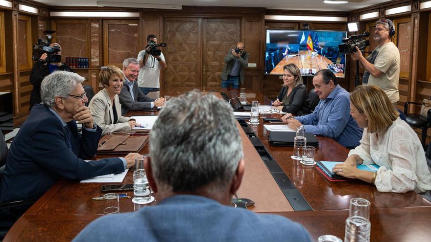 El presidente del Gobierno, Ángel Víctor Torres –de espaldas–, preside la reunión del Consejo de Gobierno celebrada ayer. | | ACFIPRESS