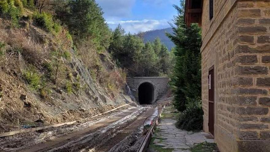 Estado de las obras en la línea de Canfranc, a la altura de Castiello, cerca del viaducto de Cenarbe.