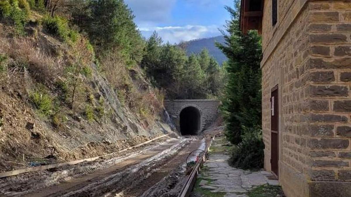 Estado de las obras en la línea de Canfranc, entre Ayerbe y Caldearenas, hace unas semanas.