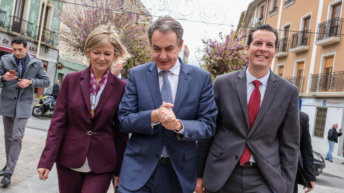 Zapatero con la consellera Bravo y el alcalde de Elda en abril de 2018 cuando inauguró la exposición permanente de la vara de mando de Azaña en el Consistorio eldense.