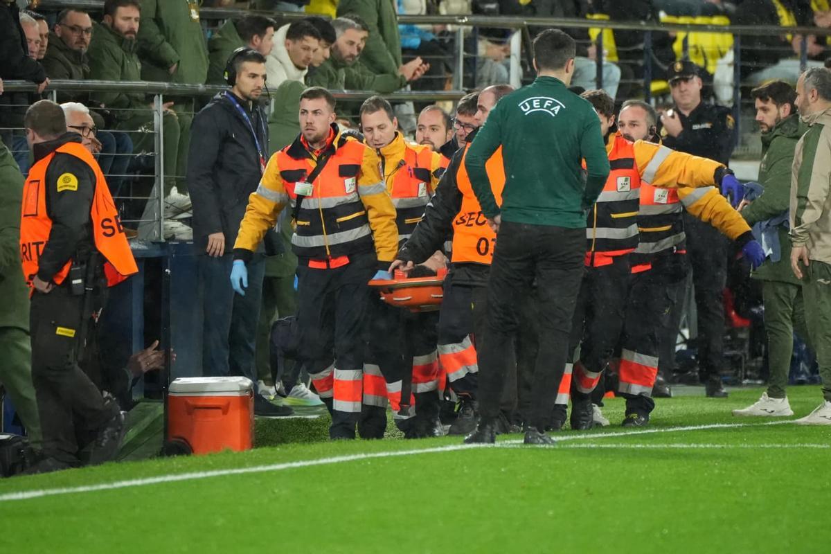 Los sanitarios trasladan al empleado de seguridad a un centro hospitalario