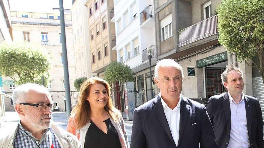 Pachi Vázquez, acompañado de sus fieles, Fidalgo, Quintas y García, se dirige al acto.  // Iñaki Osorio