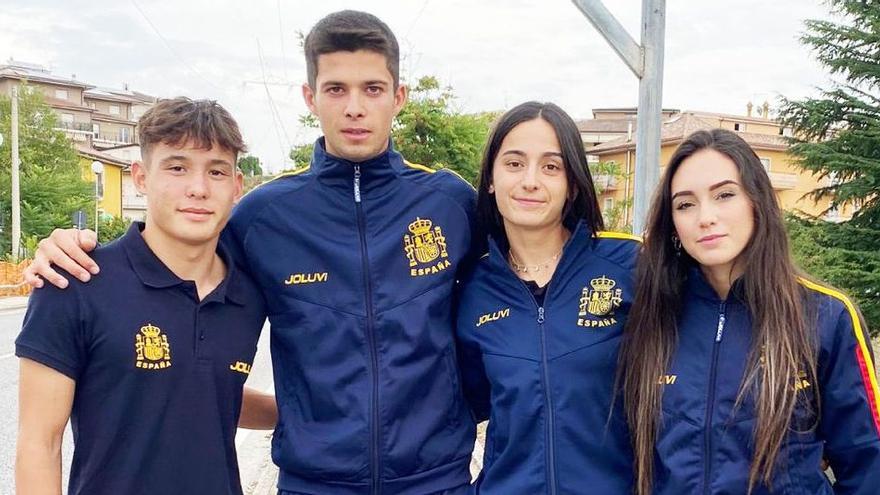 Alejandro Cortés, primero por la izquierda, junto a Pau Peña, Lola Estrada y Claudia Batalla con la selección española.