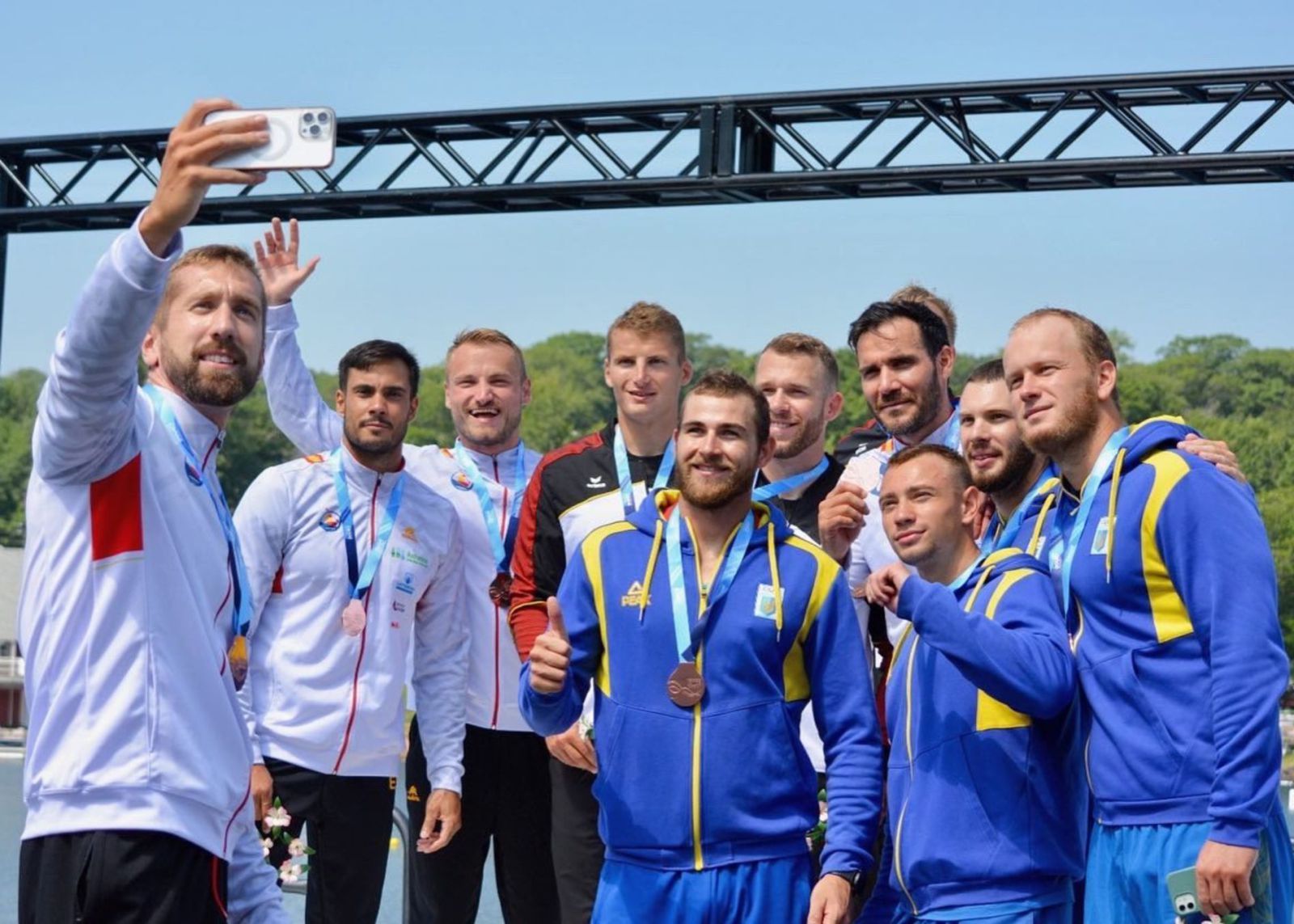 Carlos Arévalo, con la medalla de oro al cuello, se saca un ‘selfie’ con los integrantes del podio del K4 500 metros. |  // LA OPINIÓN