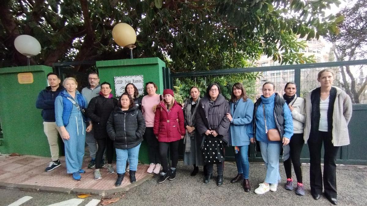 Padres de alumnos del colegio Juan Ramón Jiménez, este martes, frente al centro educativo.