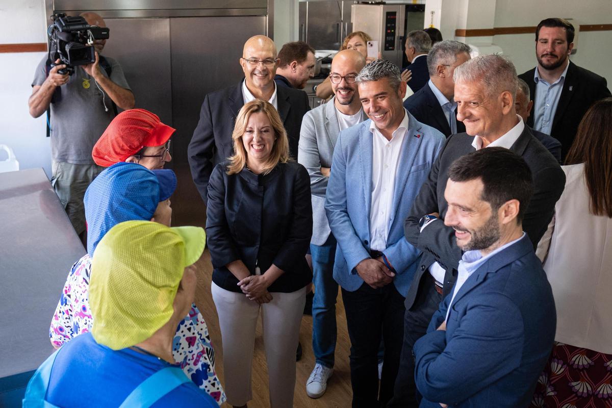 Las autoridades junto a las auxiliares de comedor del CEIP La Luz.