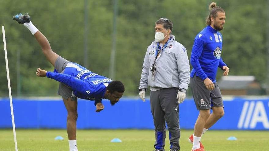 El preparador físico deportivista, Manuel Pombo, ayer entre Koné y Christian Santos.