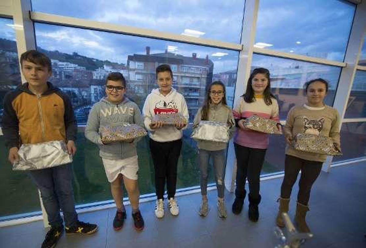 Los premiados, ayer, tras recibir su galardón.