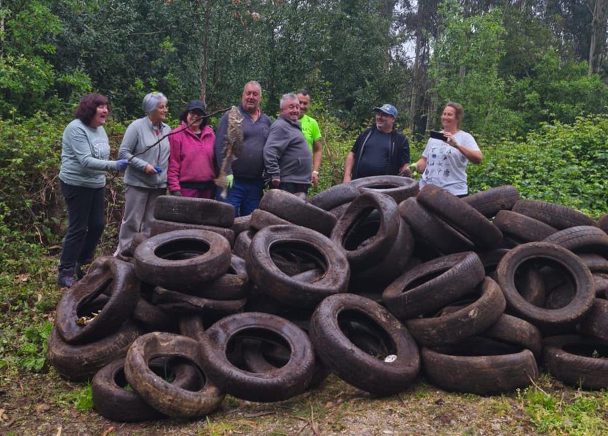 La retirada de un numeroso conjunto neumáticos en Pastoriza. | FDV