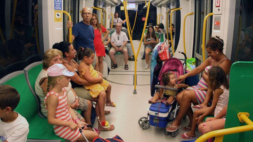 Usuarios del metro, en una imagen del verano del año pasado.