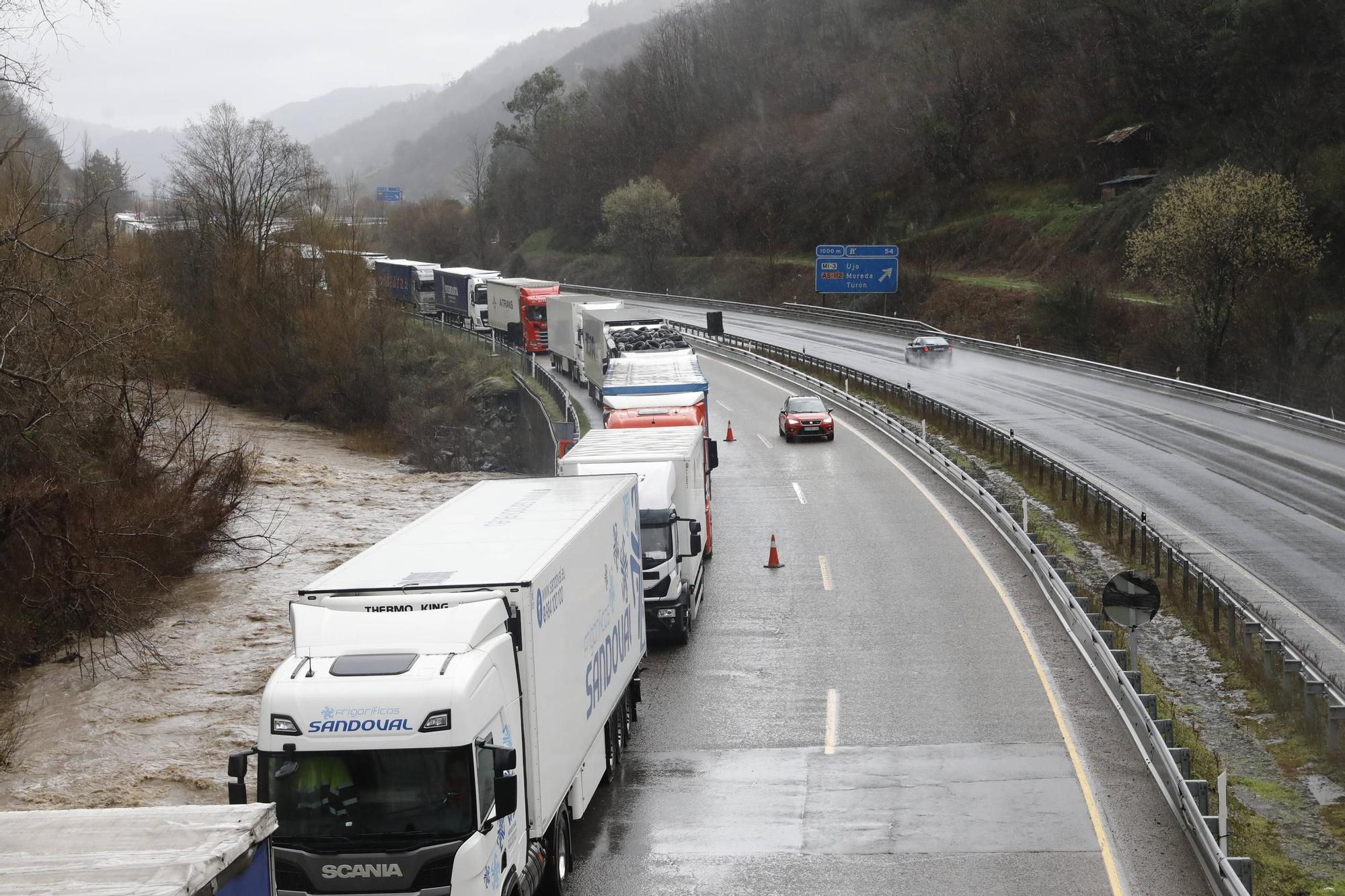 EN IMÁGENES: Camioneros retenidos por la nieve en Lena