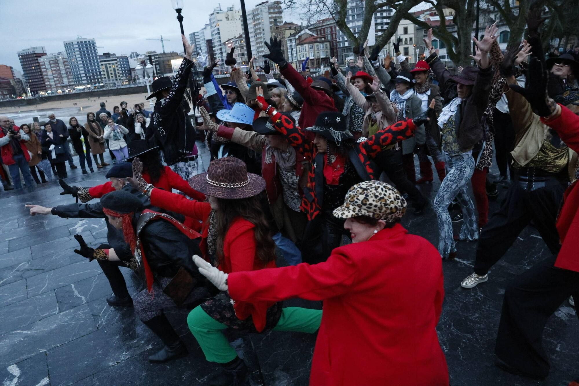 EN IMÁGENES: Flashmob en honor a Tino Casal en Gijón