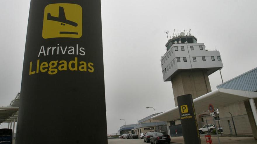 Imagen, hoy, del aeropuerto de Asturias con niebla.