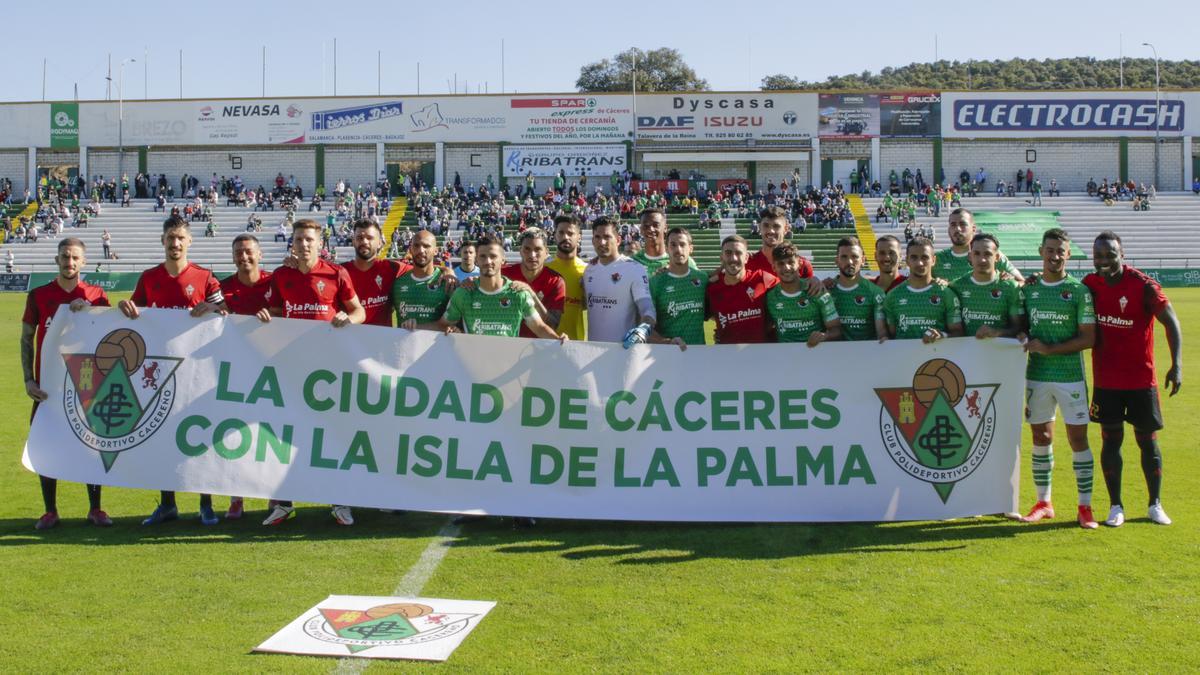 Despliegue de una pancarta de apoyo a La Palma.