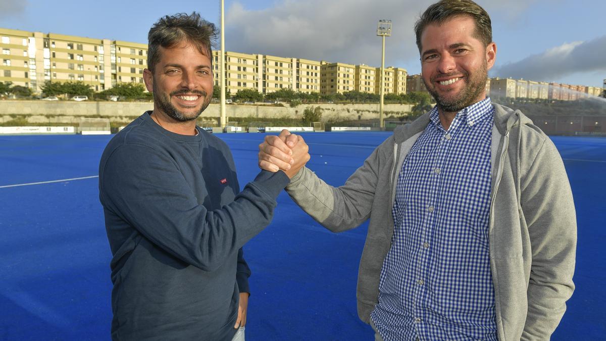 Rayco Mena (izd.) y Andrés Ortiz,  dos árbitros grancanarios, sobre el azul de la Ciudad Deportiva de Siete Palmas.