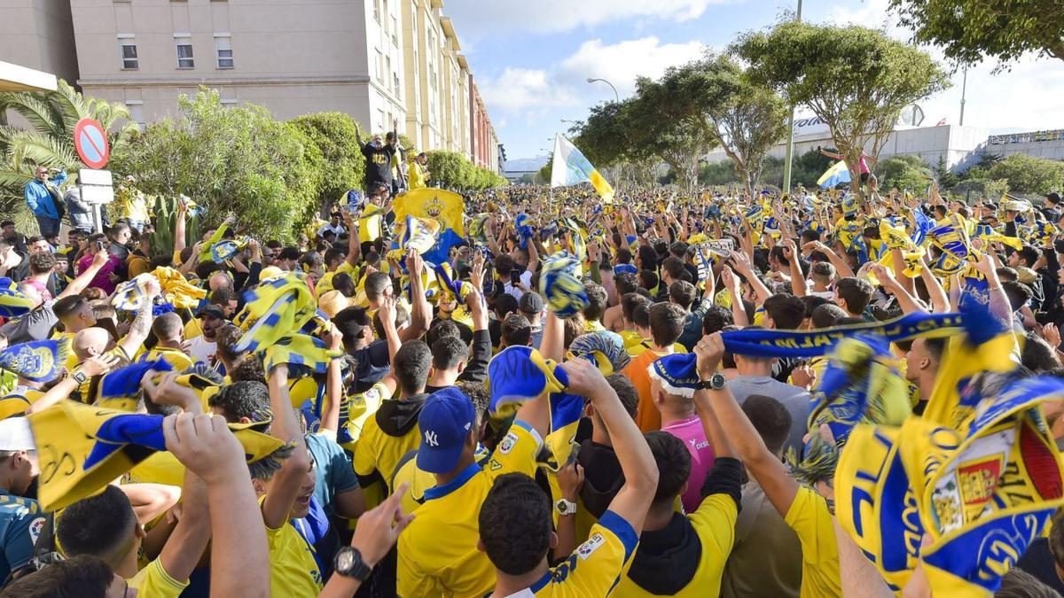 Los seguidores de la UD Las Palmas animan mientras esperan el paso de la guagua, el sábado pasado antes de la cita frente al Real Oviedo. | | ANDRÉS CRUZ