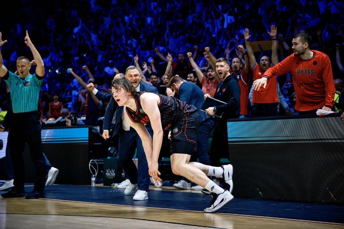 Lukosius, durante su impresionante final de la BCL con 23 puntos, aún en el Rytas.