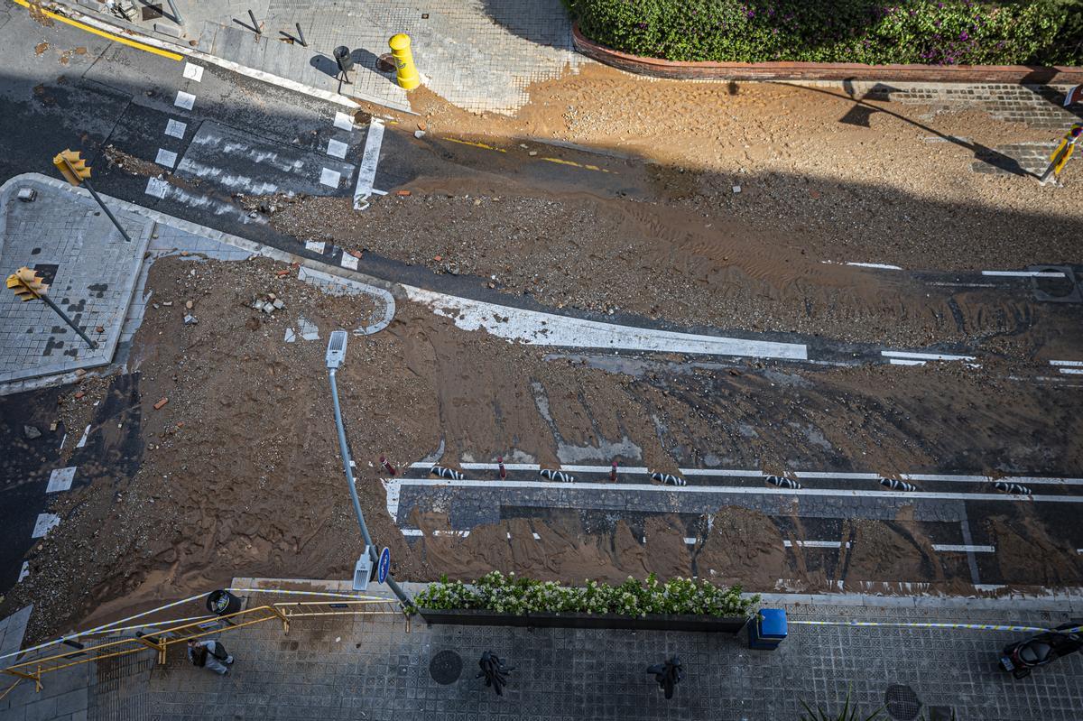 Escape de agua de grandes dimensiones en la avenida Pedralbes con el paseo Manuel Girona de Barcelona