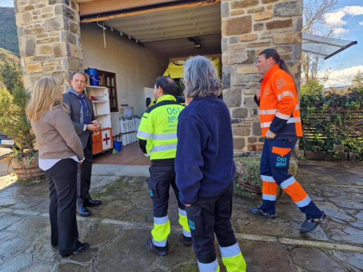El consejero Bancalero y la gerente del 061, Marta Sampériz, en la base del 061 de Sabiñánigo.