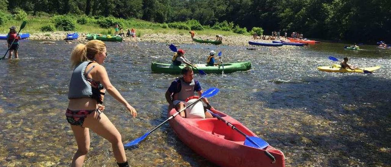 Varias personas bajan el río Sella en canoa.