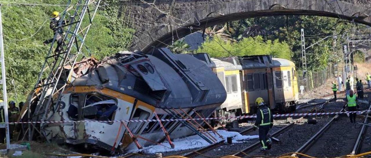 El tren Celta minutos después del descarrilamiento del pasado 9 de septiembre. // Marcos Canosa