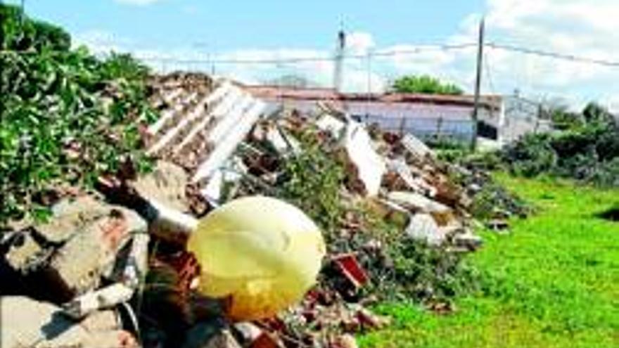 El campo de fútbol se convierte en un improvisado vertedero