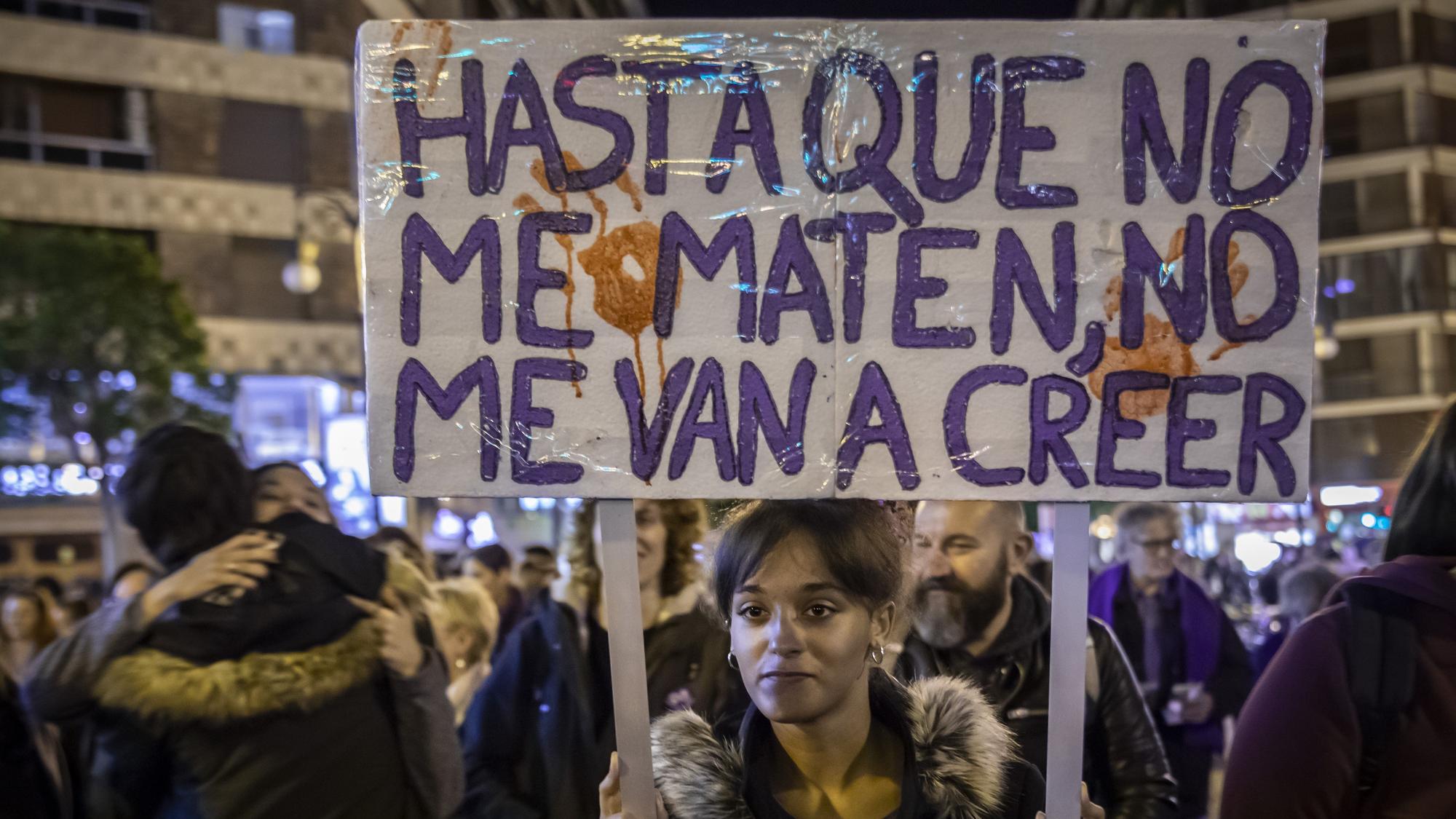 Una mujer durante una manifestación por el Día Internacional por la Eliminación de la Violencia Machista.