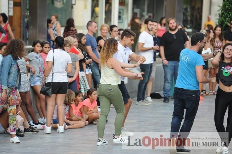 Los bailes latinos salen a la calle en Murcia