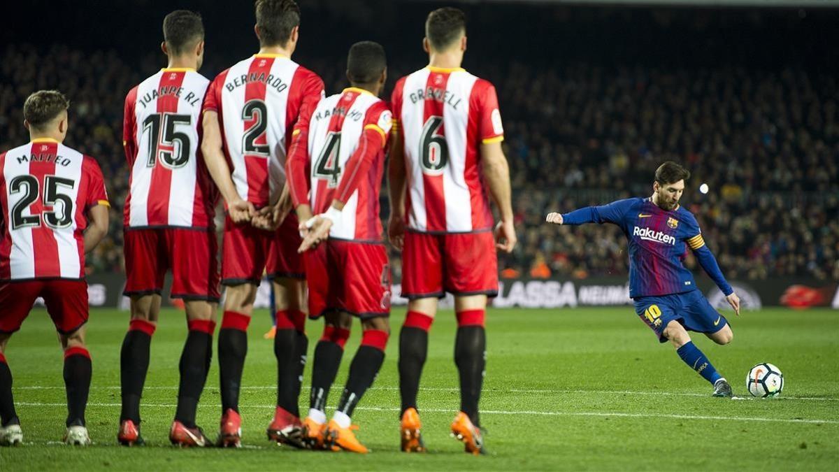 Messi se dispone a lanzar la falta que acabó en gol por debajo de la barrera del Girona en el Camp Nou.