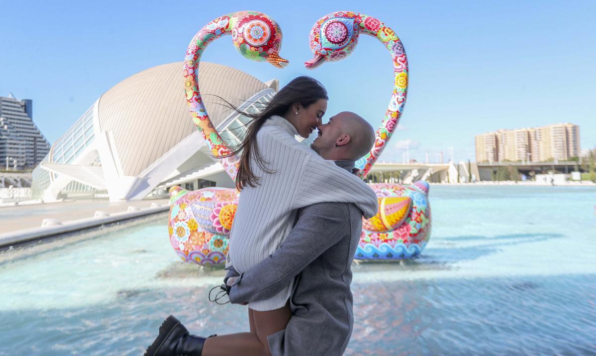 14 de febrero. La exposición "Galaxia Hung" en la Ciudad de las Artes atrajo a numerosas parejas en el día de los enamorados 14 de febrero. La exposición "Galaxia Hung" en la Ciudad de las Artes atrajo a numerosas parejas en el día de los enamorados