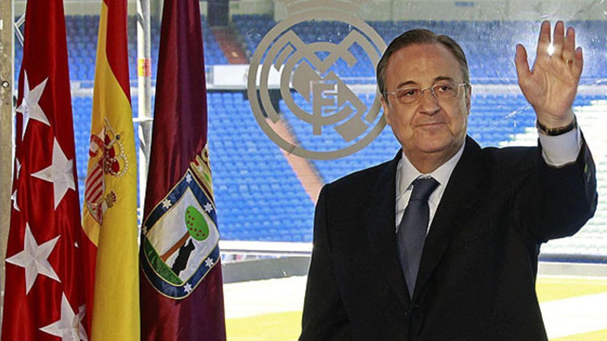 Florentino Pérez, en el palco de honor del Bernabéu, tras ser investido presidente del Madrid por cuatro años