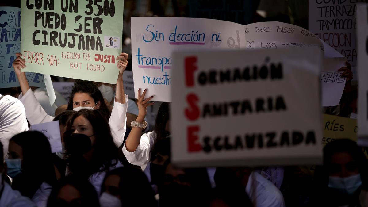 Protesta de aspirantes al MIR frente al ministerio de Sanidad