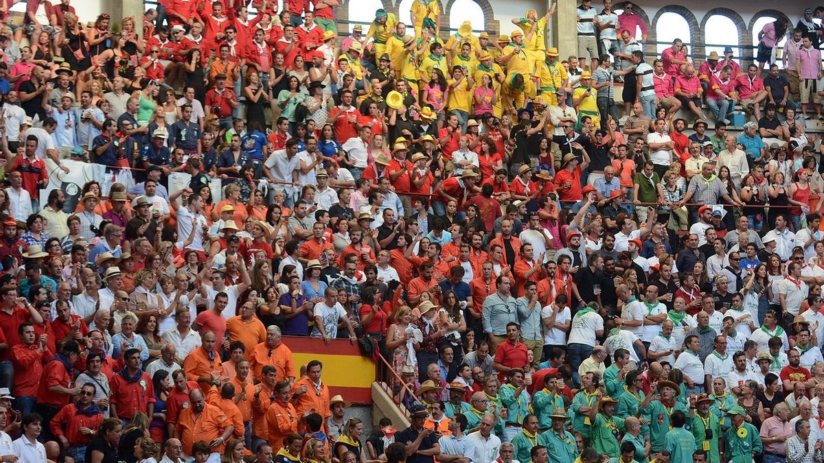 Las peñas, que reúnen a cientos de aficionados, son el elemento más característico de la plaza de toros de Pontevedra.