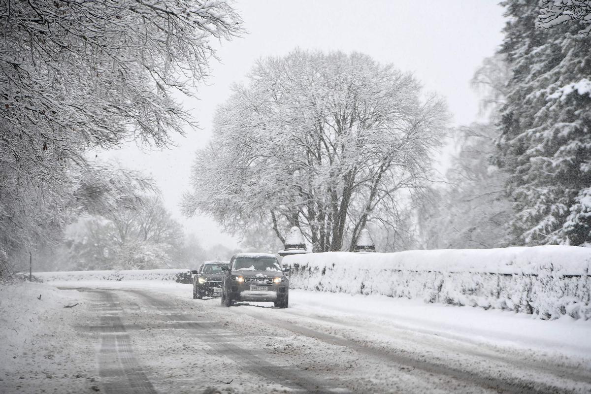 Carreteras nevadas en Auchterarder, en Escocia mientras la tormenta Eunice trae fuertes vientos en todo el país.