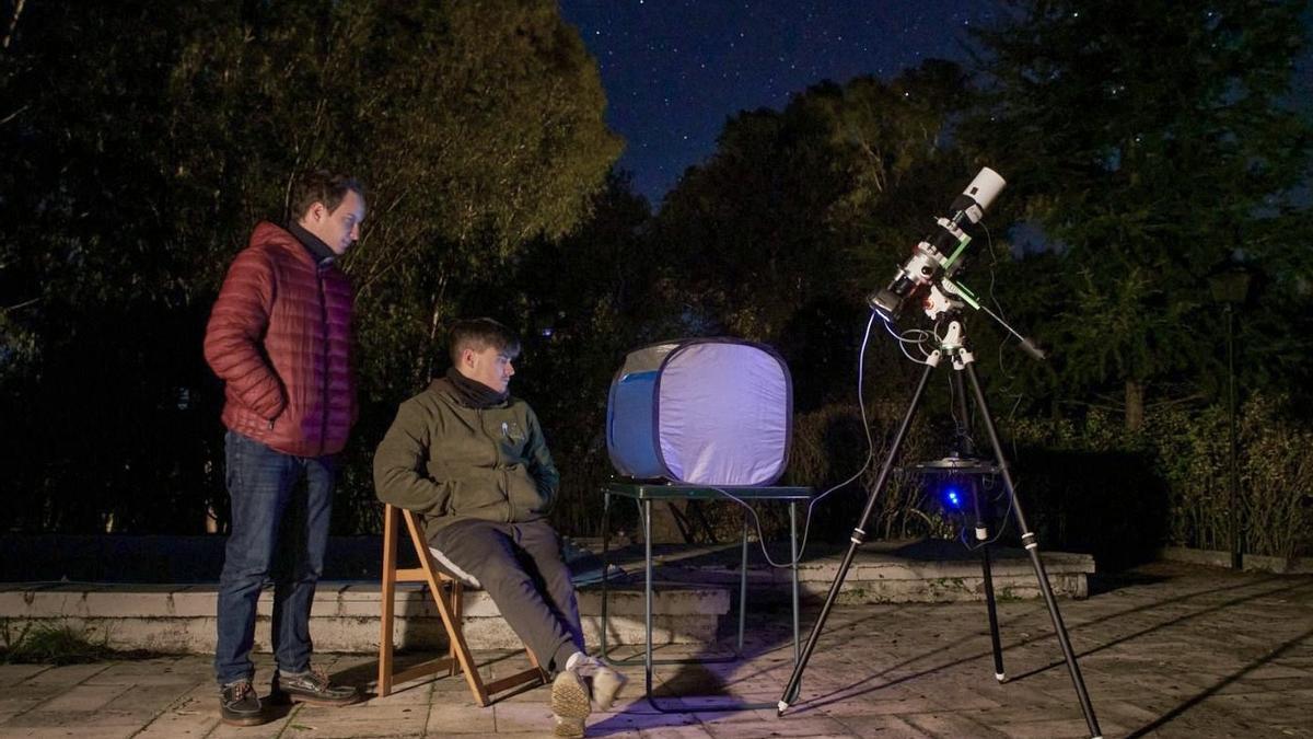 Javier Caldera y Miguel Gracia, con sus equipos fotográficos, en Cáceres.