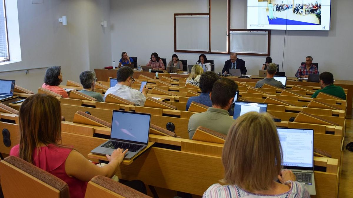 Sesión ordinaria del Consello de Goberno de la UVigo celebrada ayer en el campus.