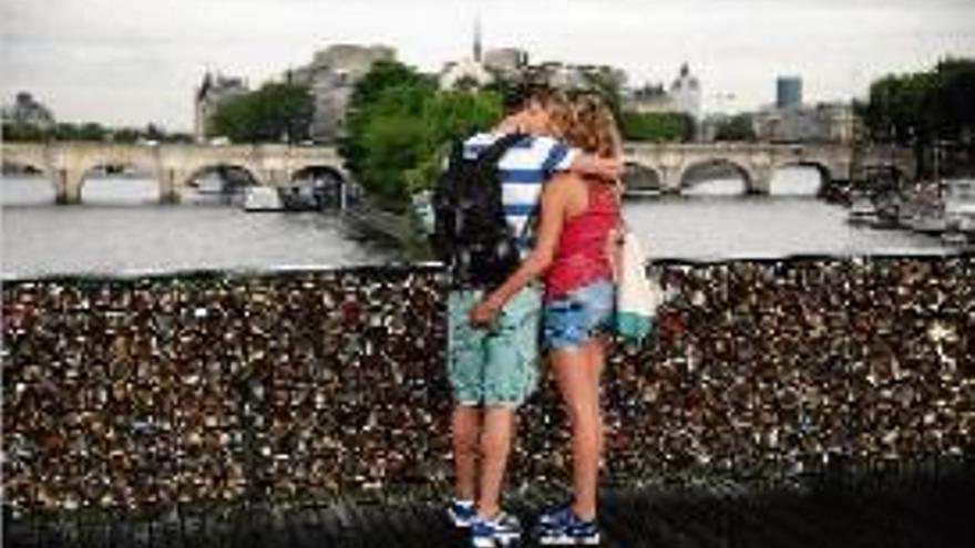 París retira 18,5 tones de &quot;cadenats de l&#039;amor&quot; de les baranes del pont de les Arts