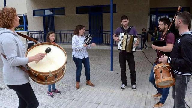 Un grupo de música tradicional animó la jornada de puertas abiertas. // R.V.