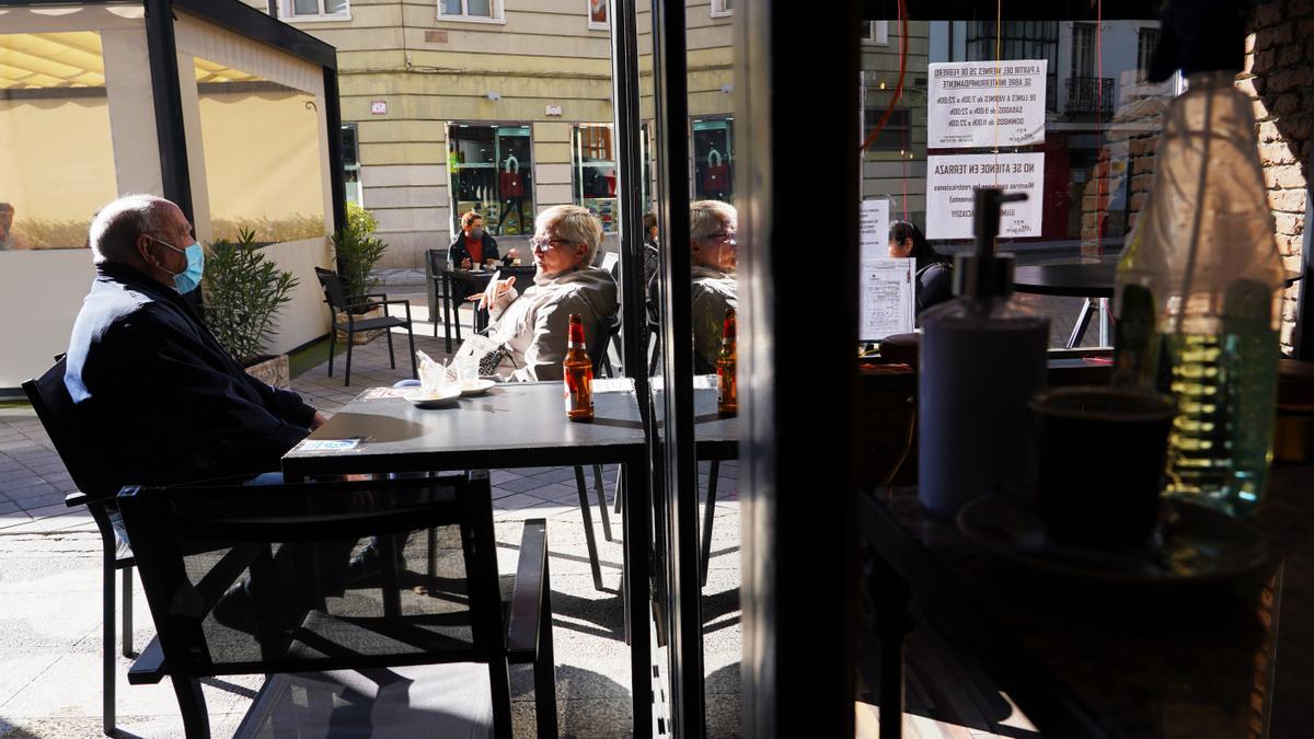 Varias personas en una terraza.