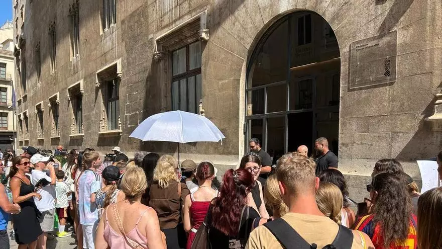 Locura por ver a Ferran Torres en la Generalitat