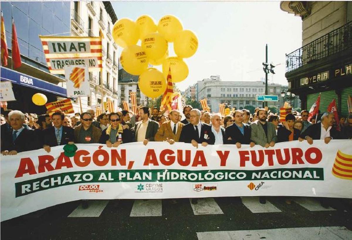 Las manifestaciones contra el trasvase, en el caso de la imagen en 2002, aunaron el sentir de empresarios, sindicatos y otras organizaciones.