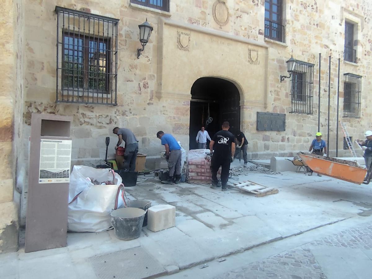 Obras en la entrada al Parador de Turismo de Zamora.