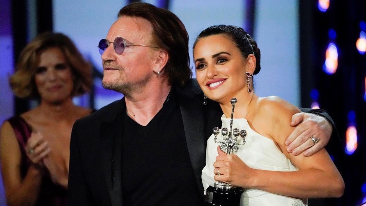 Penélope Cruz con Bono, que le ha entregado el premio Donostia.