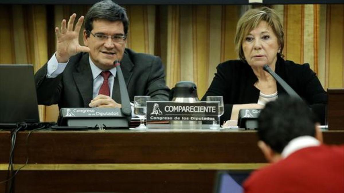 José Luis Escrivá y Celia Villalobos, presidenta de la Comisión del Pacto de Toledo en el Congreso, el pasado febrero.