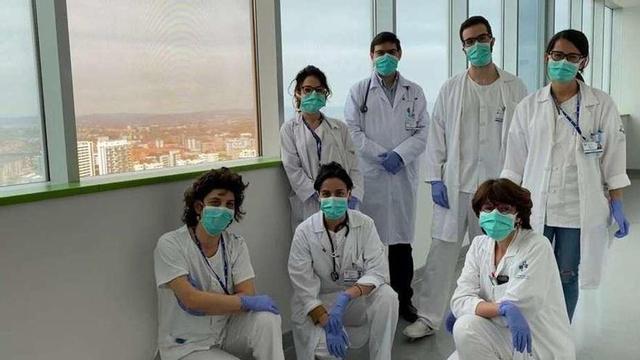 Por la izquierda, agachadas, Paz Rodríguez, Elena López-Cancio y Lorena Benavente; detrás, Aida García Rúa, Ángel Pérez, Pablo Siso y Carmen García-Cabo, del área de Neurología del HUCA.
