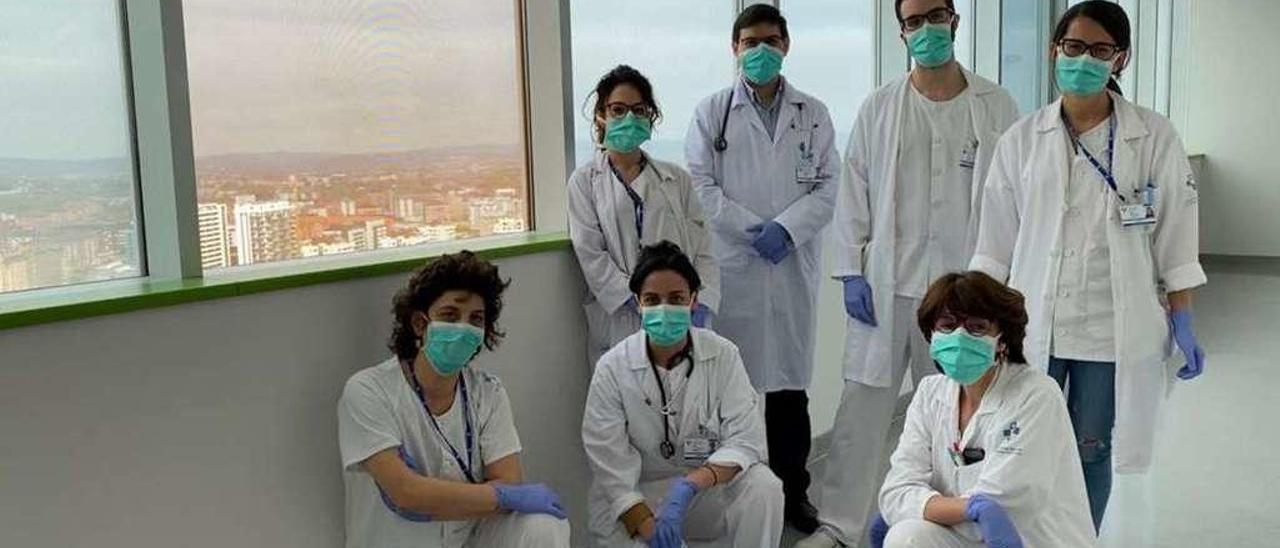 Por la izquierda, agachadas, Paz Rodríguez, Elena López-Cancio y Lorena Benavente; detrás, Aida García Rúa, Ángel Pérez, Pablo Siso y Carmen García-Cabo, del área de Neurología del HUCA.