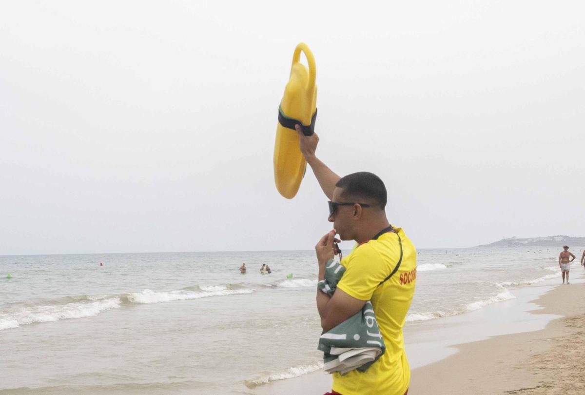 Bandera roja en la playa de San Juan en Alicante: los socorristas obligan a los bañistas a salir del agua por la alerta de viento