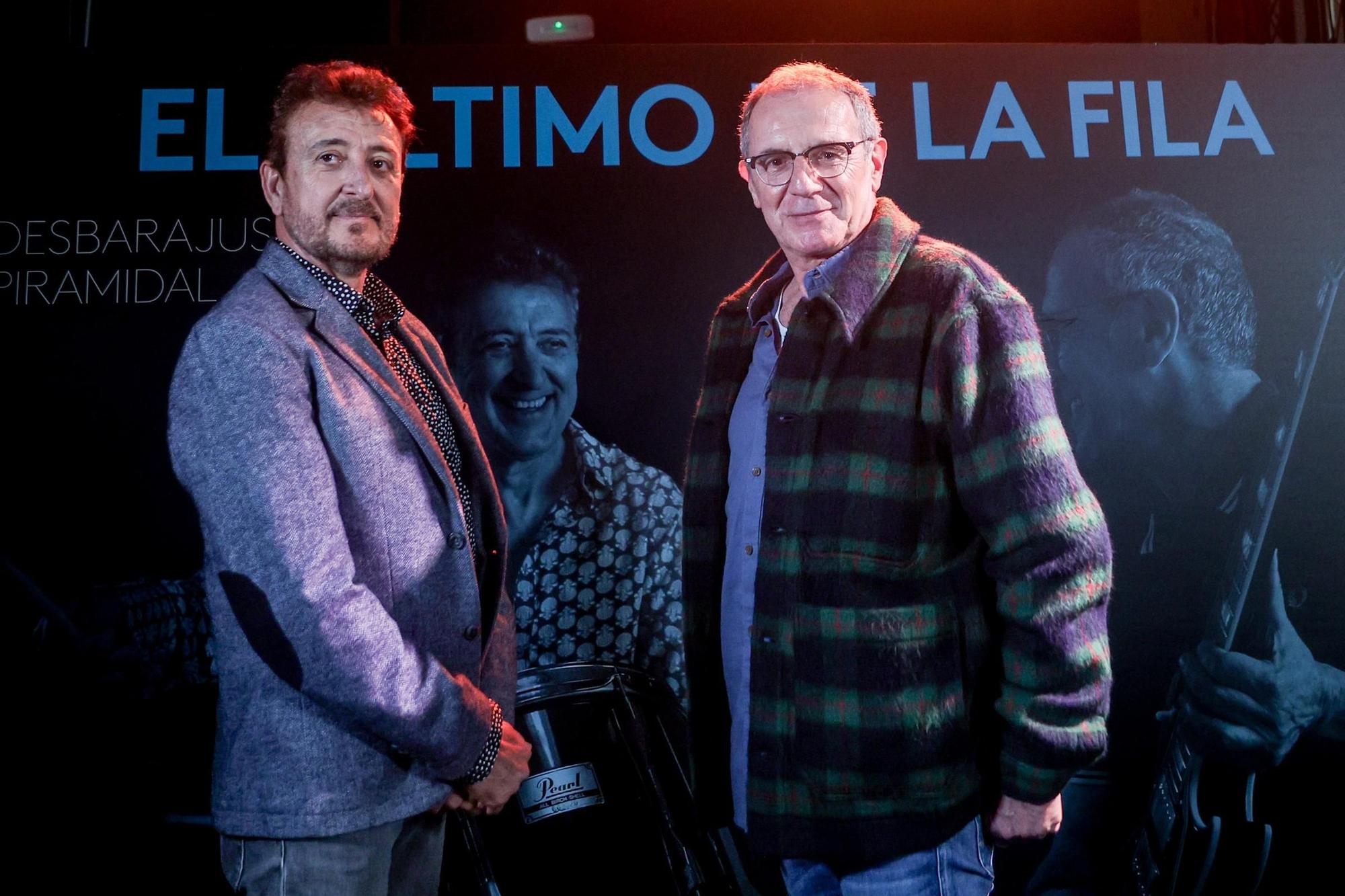 Manolo García (izda.) y Quimi Portet, El Último de la Fila, durante la presentación de su disco recopilatorio de 2023, 'Desbarajuste piramidal'.