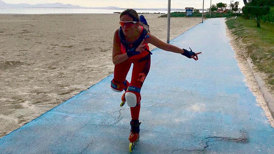 María Arcos Fortes auf dem blauen Radweg in Port d&#039;Alcúdia.