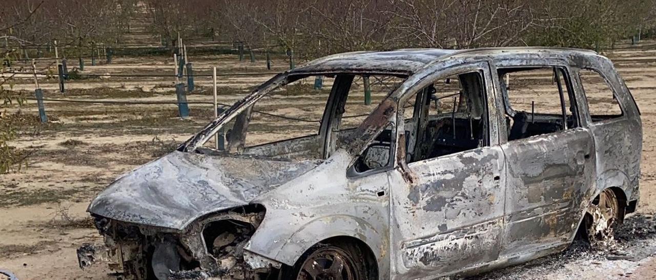 La Opel Zafira de Rubén apareció calcinada en la finca La Rinconada de Alfamén después de que estos delincuentes la utilizaran para robar en otras localidades.